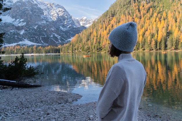 Junge Frau, die sich in den Bergen entspannt