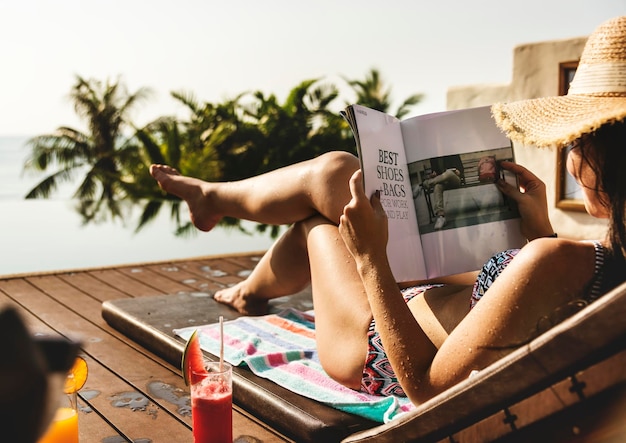 Junge Frau, die sich in einem Resort entspannt