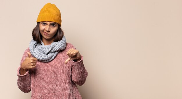 Junge Frau, die sich schockiert und überrascht fühlte und mit erstauntem Blick mit offenem Mund auf den Kopierraum an der Seite zeigte