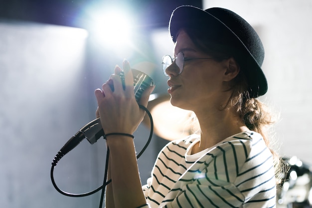 Foto junge frau, die singend genießt