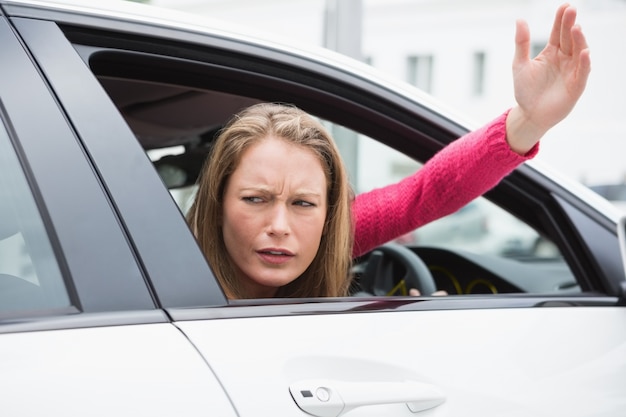 Foto junge frau, die straßenraserei erfährt