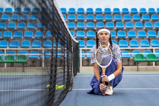 Junge Frau, die Tennis spielt