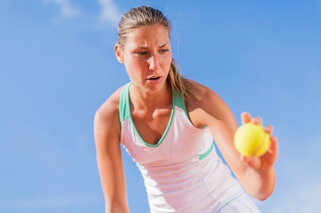 Junge Frau, die Tennis spielt