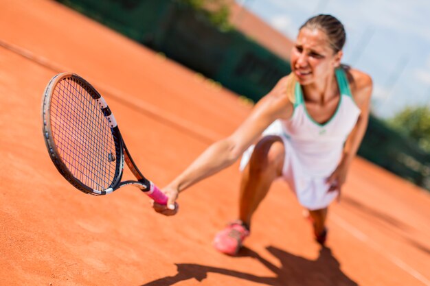 Junge Frau, die Tennis spielt