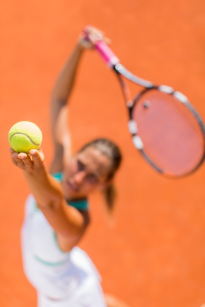 Junge Frau, die Tennis spielt