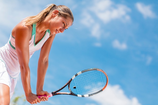 Junge Frau, die Tennis spielt