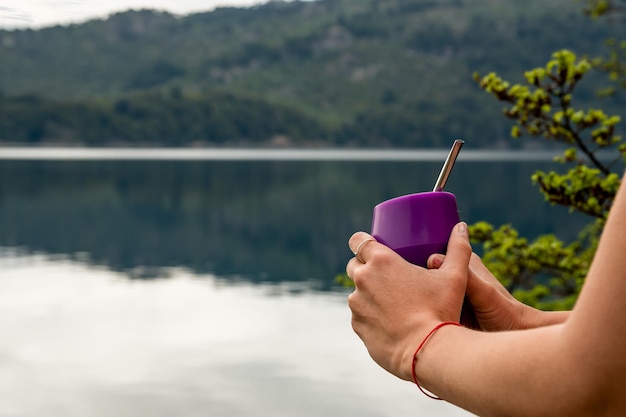 Junge Frau, die traditionellen argentinischen Yerba Mate-Tee trinkt.