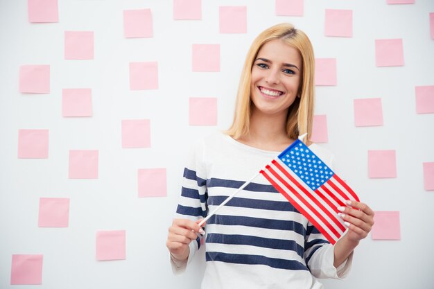 Junge Frau, die USA-Flagge hält