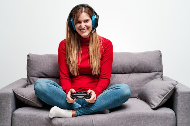 Junge Frau, die Videospiele zu Hause spielt