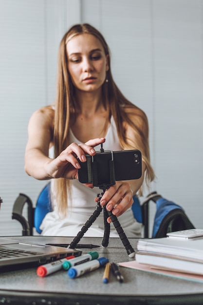 Junge Frau, die vor Kamera für vlog als Blogger spricht