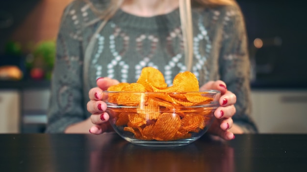 Foto junge frau, die vorbereitet, chips zu essen