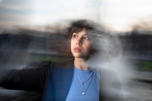 Foto junge frau, die wegblickt