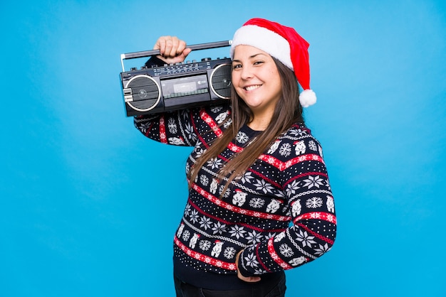 Junge Frau, die Weihnachtstag feiert