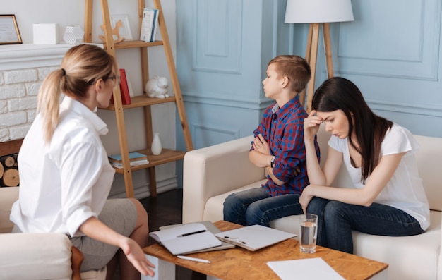 Junge Frau, die weißes T-Shirt trägt, das sich beim Besuch der Psychotherapie müde fühlt