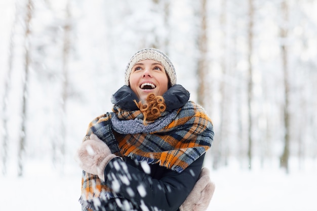 Junge Frau, die Winter genießt