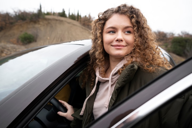 Foto junge frau, die winterautoreise hat