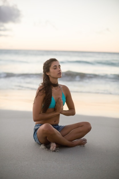 Junge Frau, die Yoga durchführt