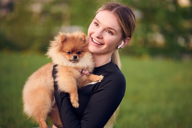 Junge Frau, die Yogaübungen im Park macht