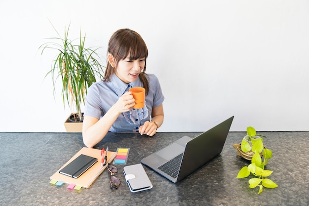 Junge Frau, die zu Hause arbeitet