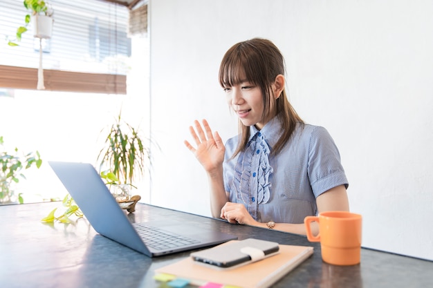 Junge Frau, die zu Hause arbeitet