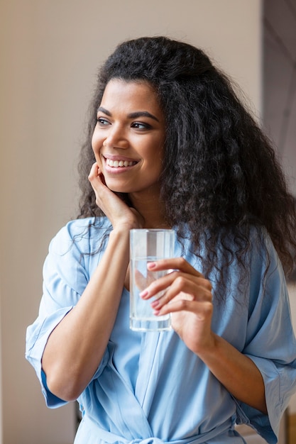 Foto junge frau, die zu hause entspannt