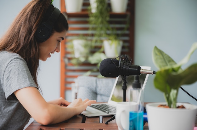 Junge Frau, die zu Hause mit Videokonferenz spricht, Online-Fernkommunikationstechnologie, um per Laptop im Cyberspace anzurufen, Lebensstil der weiblichen Person, die gerne arbeitet und isoliert bleibt