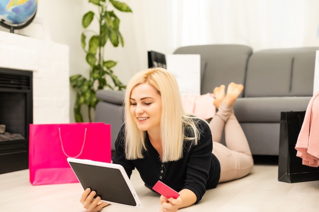 Junge Frau, die zu Hause online kauft. schwarzer Freitag