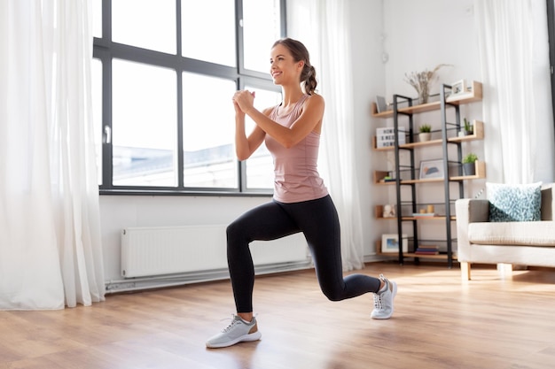 junge Frau, die zu Hause Sport macht