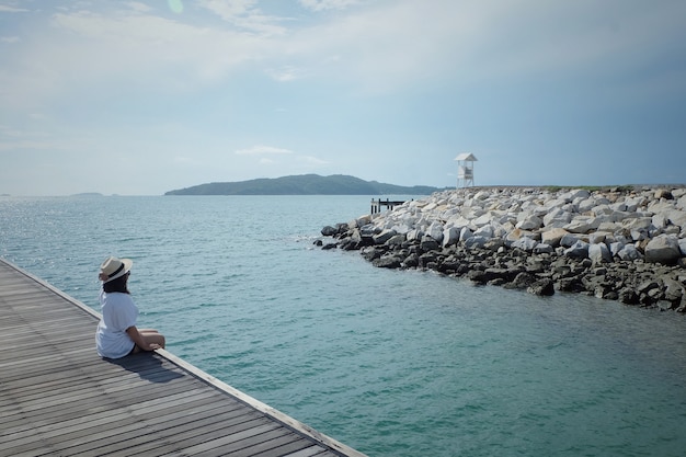 Junge frau entspannen sich im urlaub am strand. entspannen sie sich und reisen sie konzept.