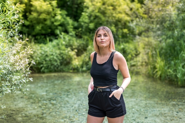 Junge Frau entspannen und genießen Sie Zeit in der Natur