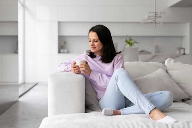 Foto junge frau entspannt allein zu hause