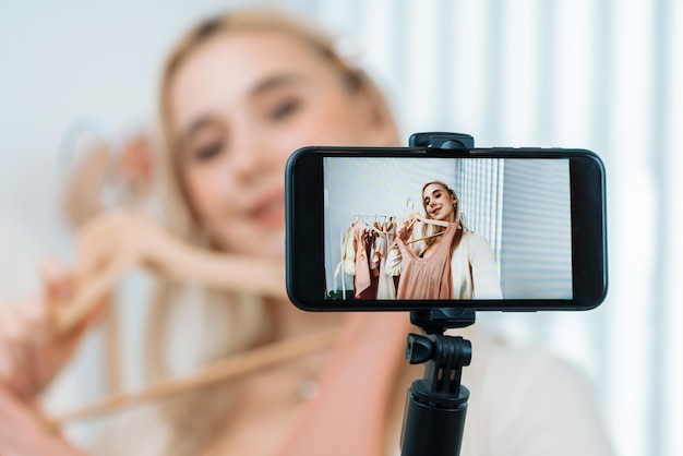 Junge Frau erstellt Modevideoinhalte für soziale Medien Blithe