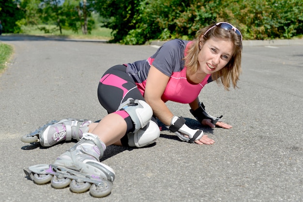 Junge Frau fiel auf Schlittschuhe