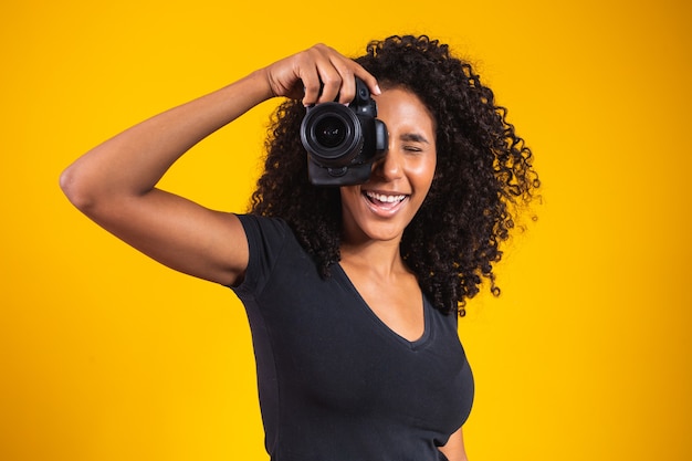 Junge Frau fotografiert auf SLR