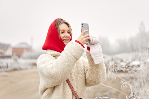 Foto junge frau fotografiert draußen im winter