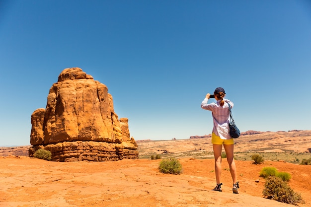 Junge Frau fotografiert im Monument Valley