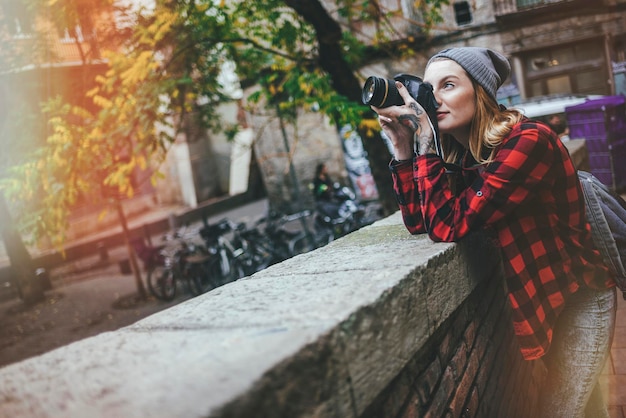 Junge Frau fotografiert mit Spiegelreflexkamera