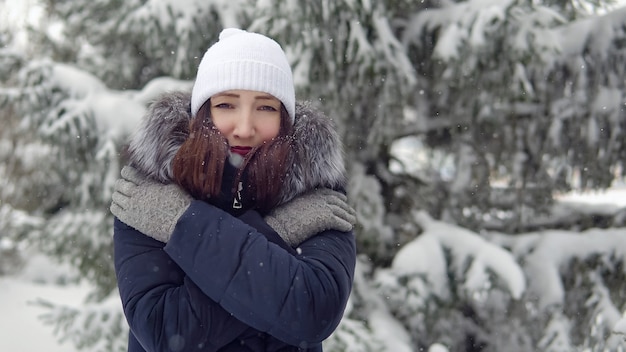 Junge Frau friert für einen Waldspaziergang ein.