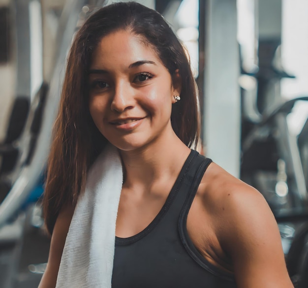 junge Frau führt ihre Trainingsroutine im Fitnessraum durch