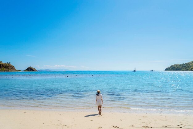 Junge Frau geht zum Strand