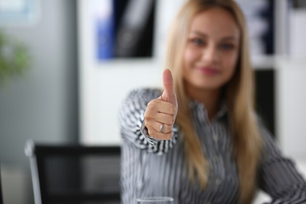 Foto junge frau genehmigen arbeit