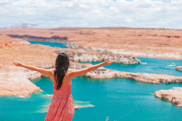 Foto junge frau genießt die aussicht auf den lake powell glen canyon national recreation area