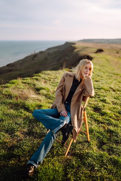 Foto junge frau genießt einen sonnigen frühlingstag people lifestyle reisen natur und urlaubskonzept