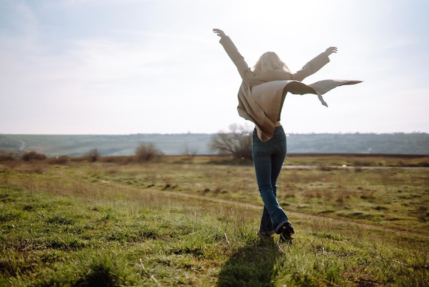 Junge Frau genießt einen sonnigen Frühlingstag People Lifestyle Reisen Natur und Urlaubskonzept