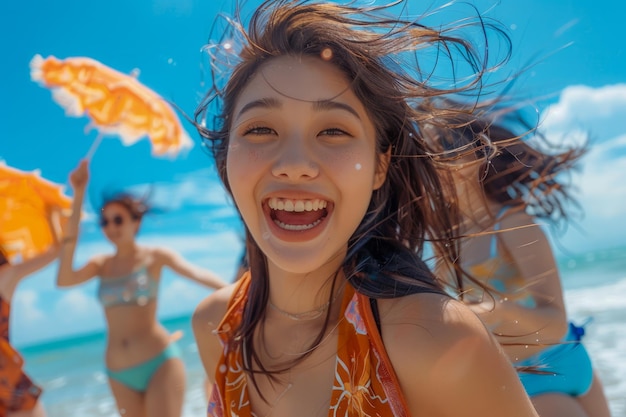 Junge Frau genießt einen sonnigen Strandtag mit Freunden, lächelt für ein Selfie mit blauem Himmel und Türkis