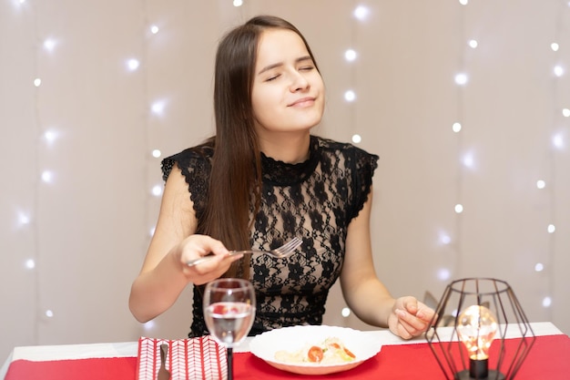 Junge Frau genießt leckeres Essen