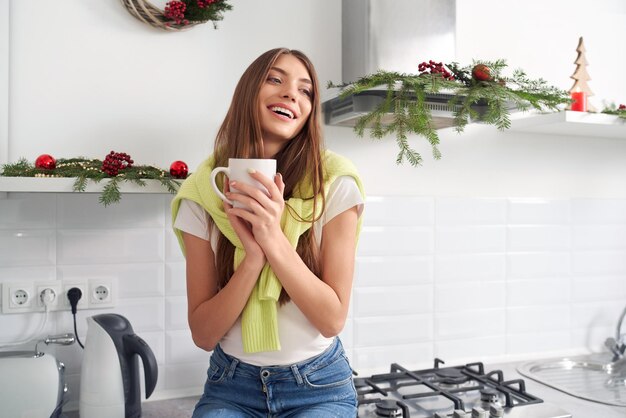 Junge Frau genießt Weihnachtsstimmung