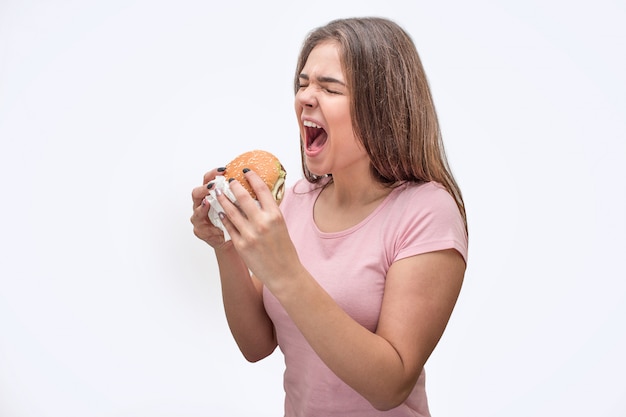 Junge Frau hält den Mund offen