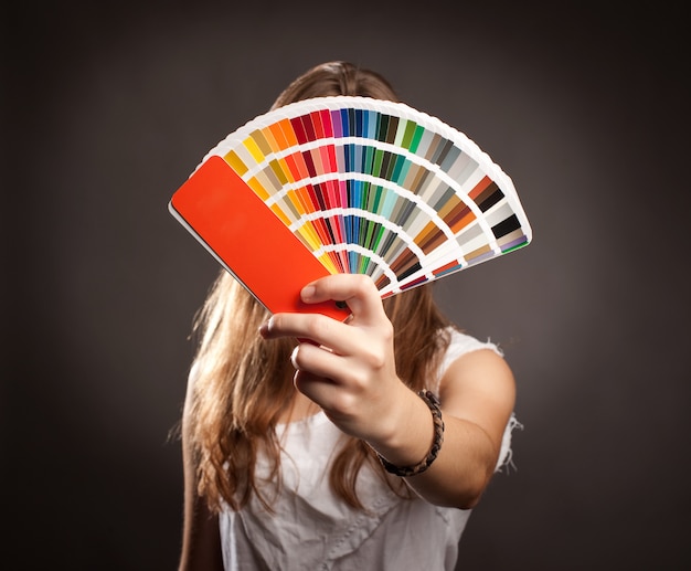 junge frau hält eine pantone-palette