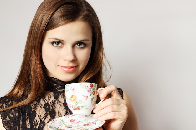 Foto junge frau hält tasse mit tee